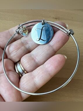 INITIAL LETTER L DISC CHARM SILVERTONE METAL BANGLE BRACELET WELL MADE BEAUTIFUL